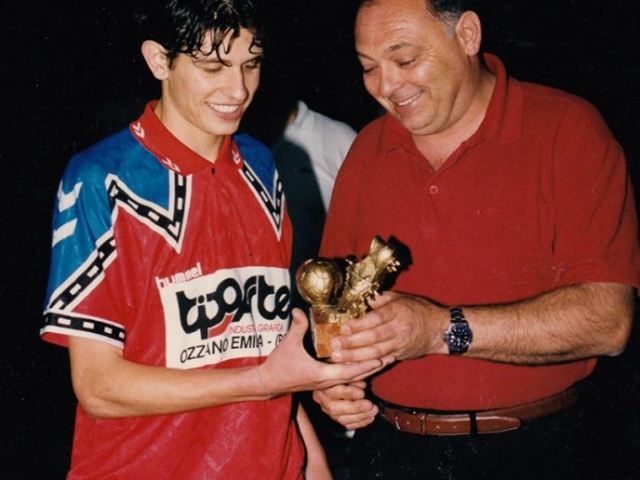 Il Presidente AIA di Ferrara, signor Luciano Manzoli, premia il Goleador dell'Ozzanese del Torneo Govoni del 2000