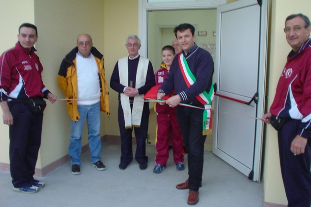 Inaugurazione dei nuovi spogliatori a Gallo (Sindaco Garuti, Parroco Don Andrea e Presidente Loreno Ravolini)